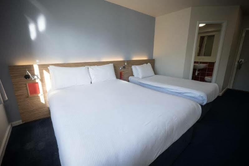 Travelodge Limerick Bagian luar foto